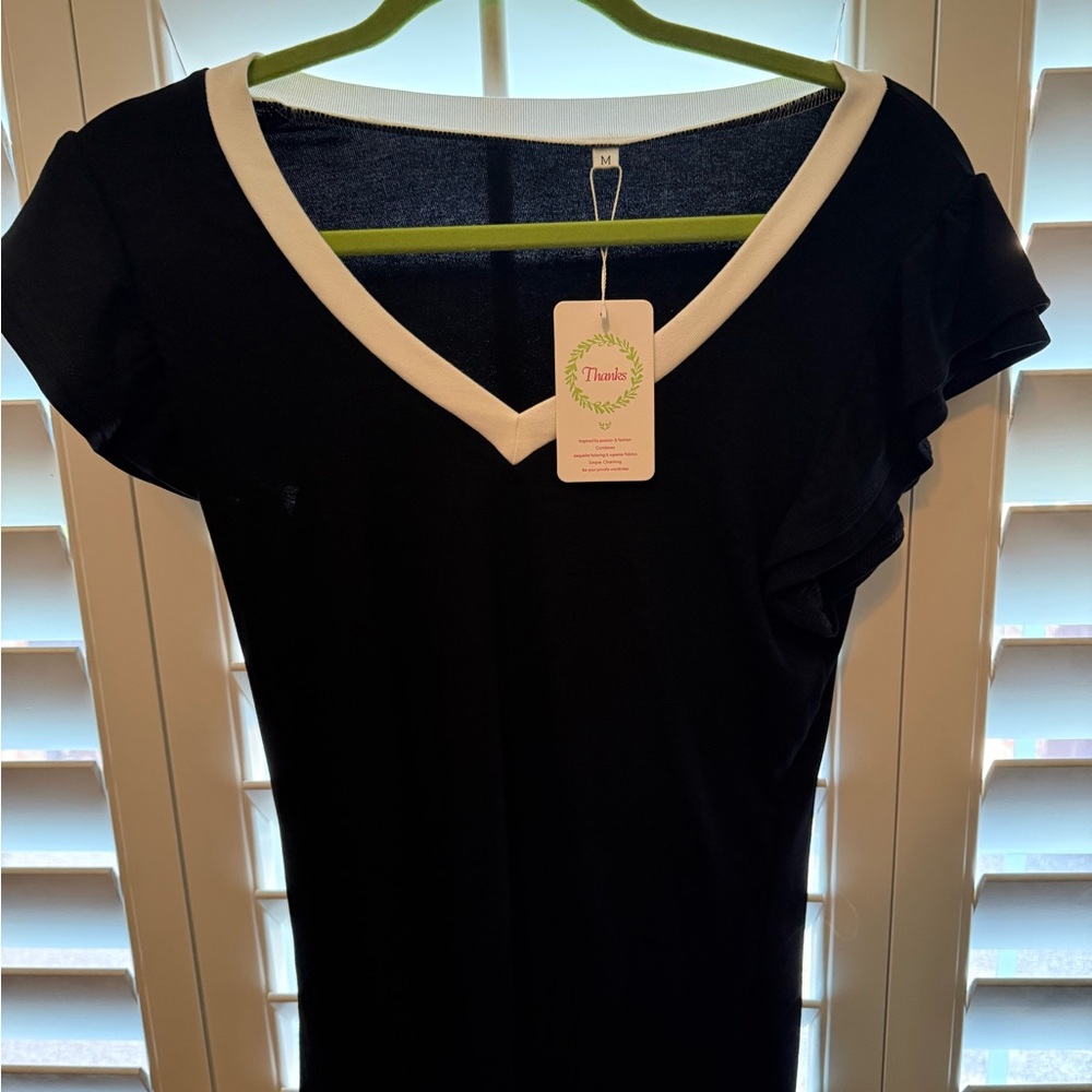🌺NWT Elegant Black and White V-Neck Women's Top🌺